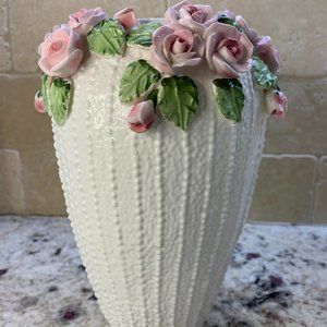 Vase Jolie Fleurs Bone China with Pink Roses around the top